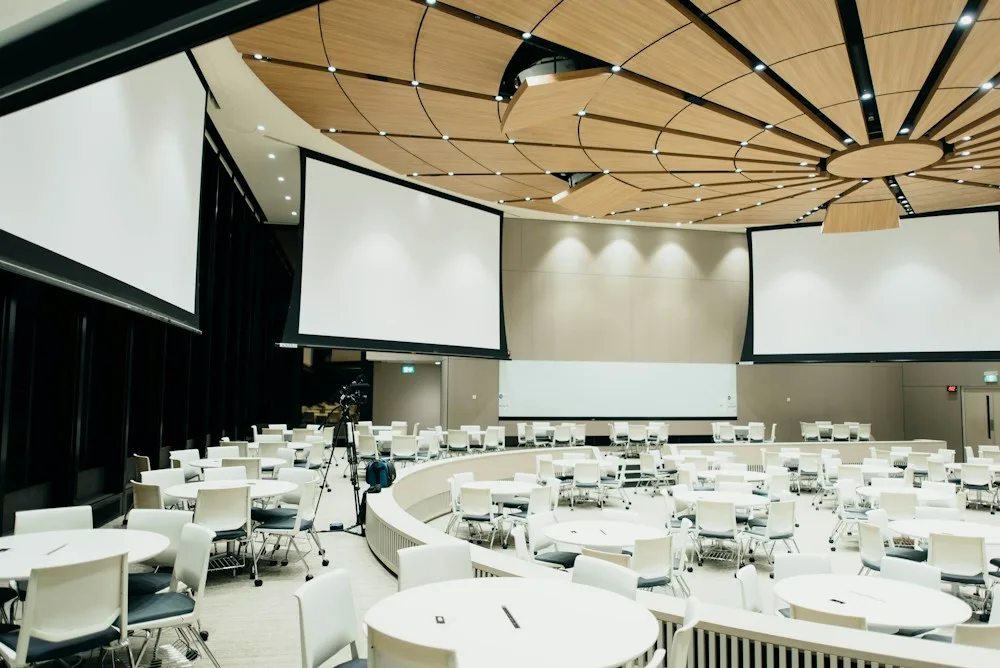 Espaço preparado para um encontro profissional